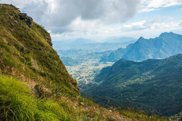 Widok na góry Phu Chi Fa w prowincji Chiangrai, Tajlandia. - Zdjęcie, obraz