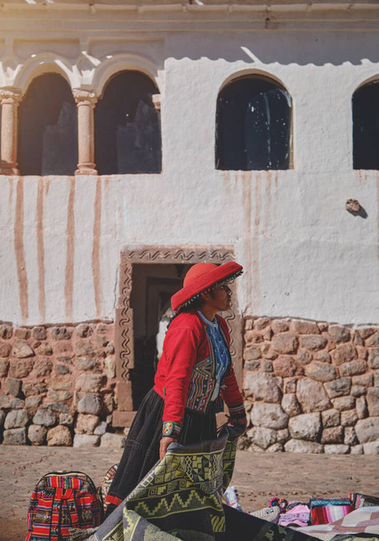 Περουβιανή γυναίκα πουλά αναμνηστικά στα ερείπια των Ίνκας, Ιερή Κοιλάδα, Περού - Φωτογραφία, εικόνα