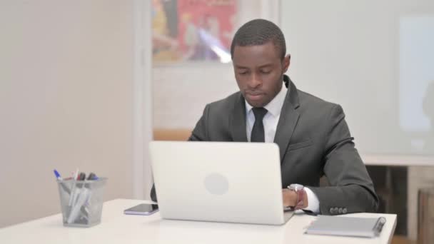 Az afrikai üzletember elutasítása Laptop használata közben az irodában - Felvétel, videó