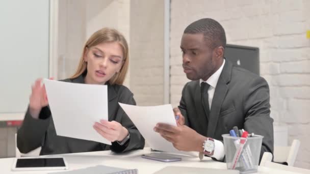 Επιχειρηματίες που κάνουν γραφειοκρατικά στο γραφείο - Πλάνα, βίντεο