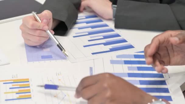 Primer plano de la gente de negocios haciendo papeleo en la oficina - Metraje, vídeo
