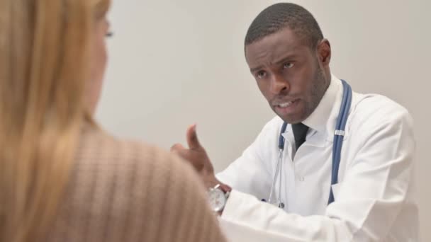 Jeune médecin africain parlant avec le patient - Séquence, vidéo