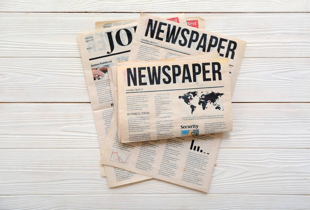 Ранкові газети на білому дерев'яному фоні - Фото, зображення