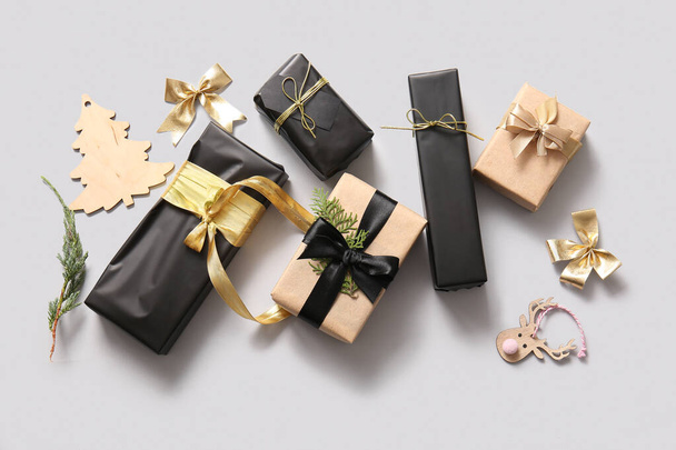 Muchas cajas de regalo de Navidad con rama de coníferas y hermosas decoraciones sobre fondo blanco - Foto, Imagen
