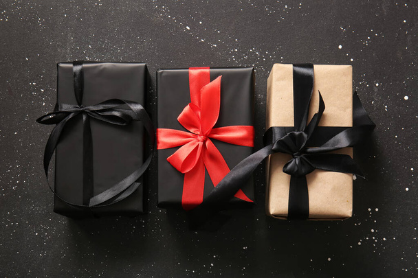 Caixas de presente de Natal em fundo preto - Foto, Imagem