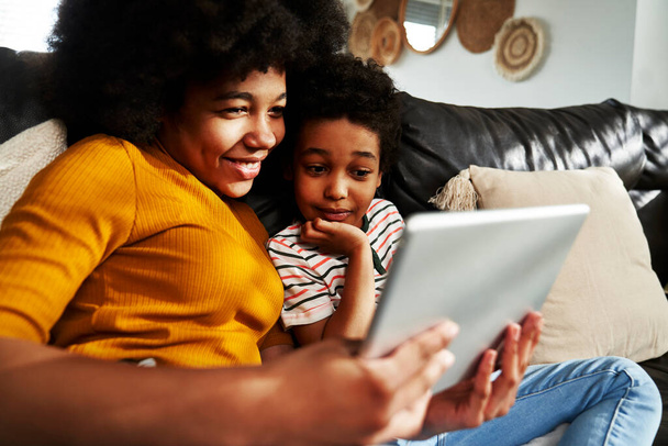 Dos niños navegando tableta digital en la sala de estar - Foto, imagen