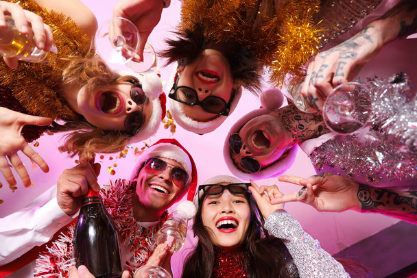 Skupina mladých přátel se šampaňským na vánoční párty, spodní pohled - Fotografie, Obrázek