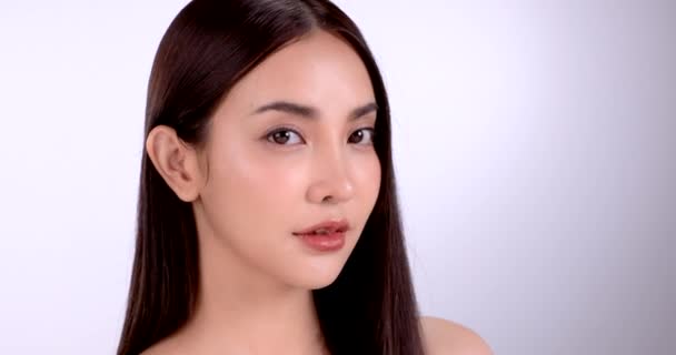 Mulher asiática nova bonita com pele fresca limpa no fundo branco, cuidado da cara, tratamento facial, Cosmetology, beleza e spa, retrato das mulheres asiáticas. - Filmagem, Vídeo