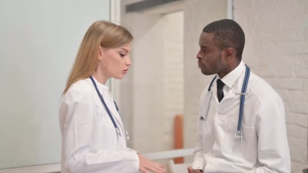 Deux jeunes médecins parlent à Hosiptal - Séquence, vidéo