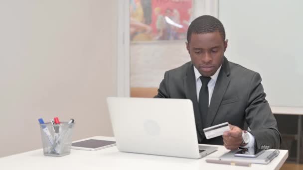 Africano Empresario molesto con fracaso en el pago en línea en el ordenador portátil - Imágenes, Vídeo