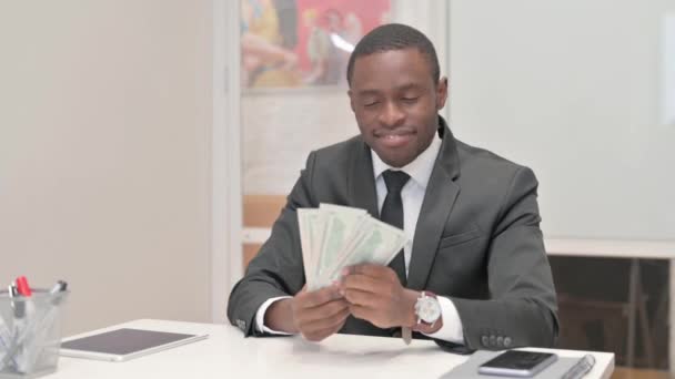 Ενθουσιασμένος Αφρικανός επιχειρηματίας Απολαμβάνοντας τα χρήματα στο χέρι - Πλάνα, βίντεο