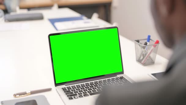 Κοντινό πλάνο του Αφρικανού επιχειρηματία που εργάζεται σε φορητό υπολογιστή με πράσινη οθόνη - Πλάνα, βίντεο