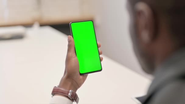 Hombre africano navegando Smartphone con pantalla verde - Metraje, vídeo