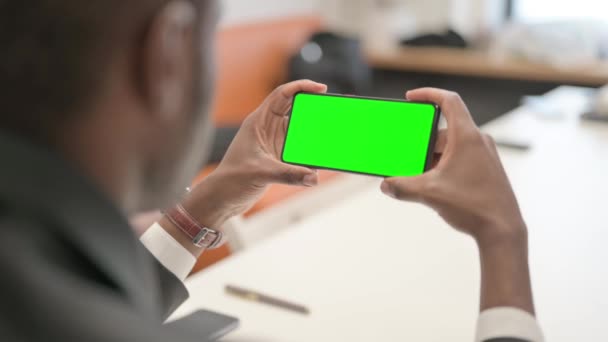 Sosteniendo Smartphone Horizontal con Pantalla Verde - Imágenes, Vídeo
