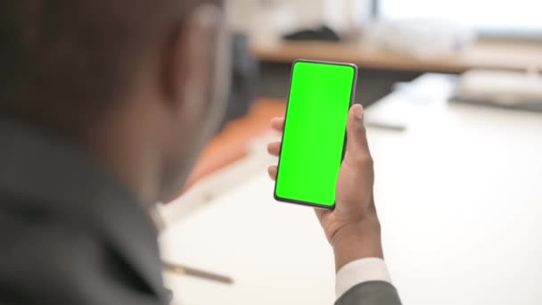 Slimme telefoon doorbladeren met groen scherm - Video