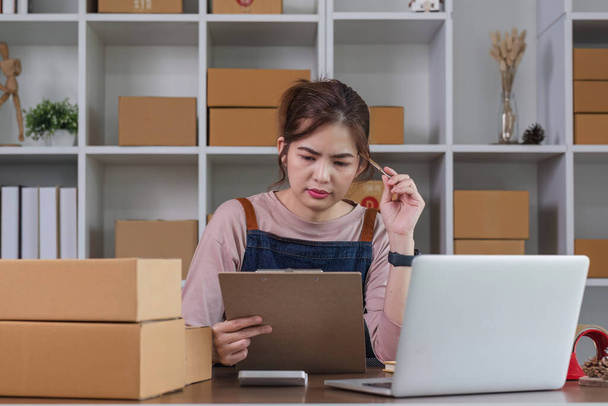 Азиатская женщина думать трудолюбивый рабочий ноутбук дома продажи онлайн запуска малого бизнеса владелец, электронная коммерция идеи концепции.. - Фото, изображение