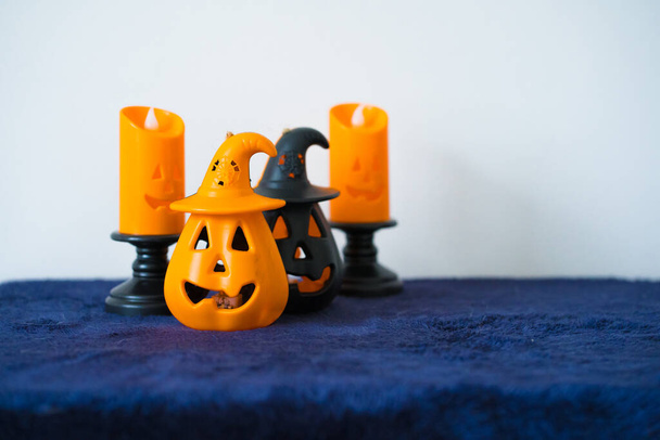 zucca arancione e candela sono decorare elemento per Halloween con sfondo bianco - Foto, immagini