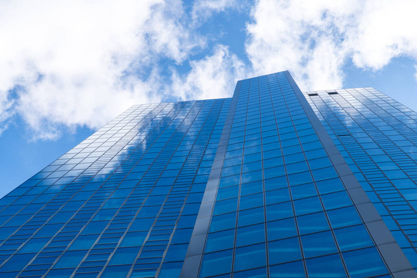 skyline cidade com modernos c e edifícios de escritórios contra um céu azul. - Foto, Imagem