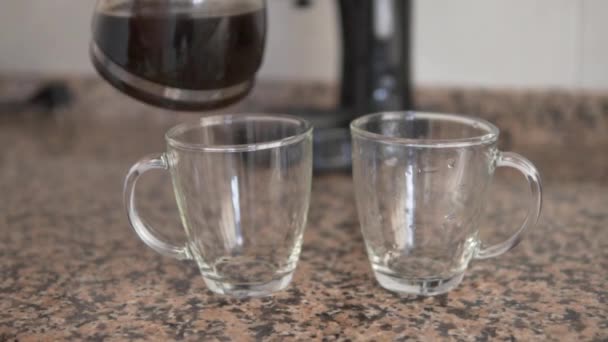 El hombre vierte el filtro de café en dos tazas de vidrio, primer plano, desenfoque. - Metraje, vídeo