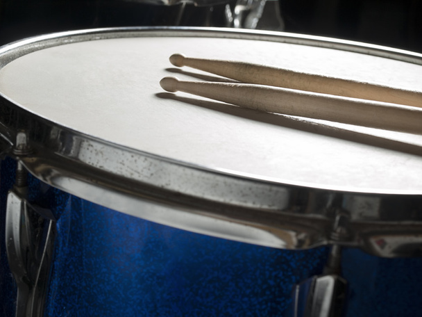 Snare Drum mit Drumsticks - Foto, Bild