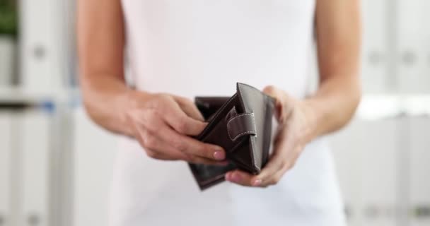 Женщина держит и трясет пустой кожаный бумажник 4К фильм. Концепция экономического кризиса - Кадры, видео