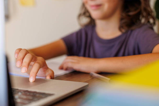 Dziecko w szkole. dziecko używa laptopa do nauki. szkolenia z wykorzystaniem nowoczesnych technologii. chłopiec w klasie. - Zdjęcie, obraz
