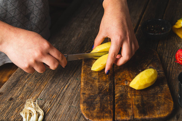 Chica cortar verduras en una tabla de madera - Foto, Imagen