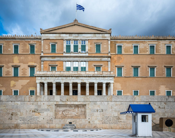 Hellenisches Parlament im alten Königspalast mit Blick auf den Syntagma-Platz in Athen, Griechenland am 13. August 2023 - Foto, Bild