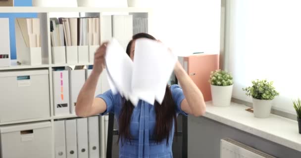 Mulher de negócios feliz espalhando documentos e dobrando as mãos filme 4k. Conceito de papelada - Filmagem, Vídeo