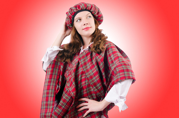 Femme dans les vêtements écossais traditionnels
 - Photo, image