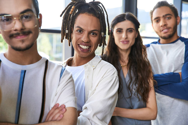 retrato de sorridente equipe afro-americana liderar perto de colegas multiculturais no escritório, trabalho em equipe - Foto, Imagem