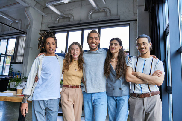 Gruppenporträt eines erfolgreichen multiethnischen Teams, das im Coworking-Büro in die Kamera lächelt, Erfolg - Foto, Bild