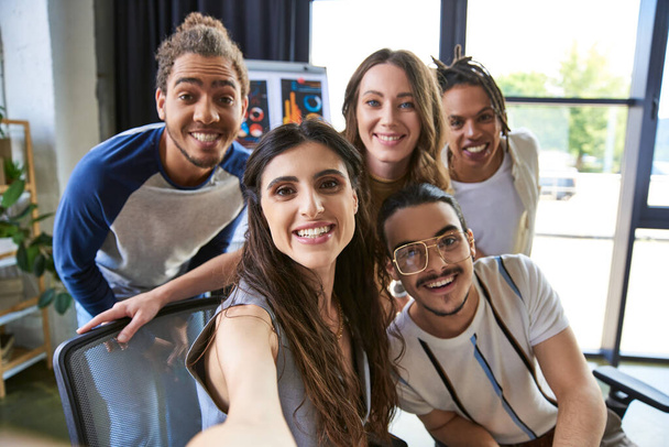 portret różnorodnego wielonarodowego zespołu uśmiechniętego do kamery w nowoczesnym biurze, odnoszący sukcesy przedsiębiorcy - Zdjęcie, obraz