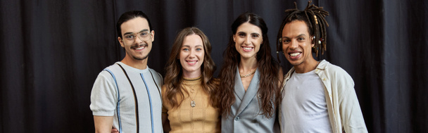 веселая многонациональная команда стартапов в повседневной одежде, стоящая возле черной занавески в офисе, баннер - Фото, изображение