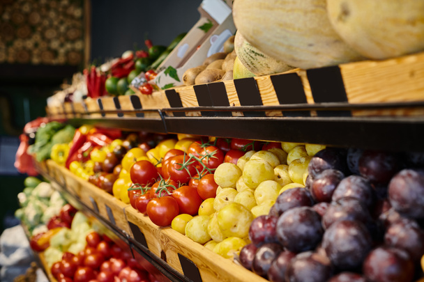 objekt fotografie pulzující stánek plný čerstvého lahodného ovoce a zeleniny v obchodě s potravinami - Fotografie, Obrázek