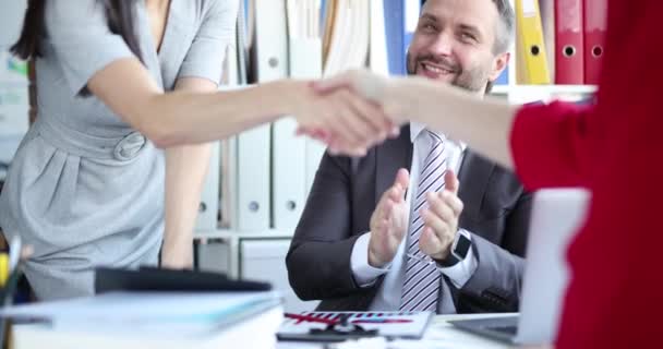 Podnikatelé si potřásají rukama při setkání partnerů v kanceláři 4k film zpomalení. Úspěšný koncept obchodní dohody - Záběry, video