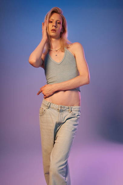 vertikální záběr červenovlasého androgynního modelu v černém stylovém roláku při pohledu do kamery - Fotografie, Obrázek