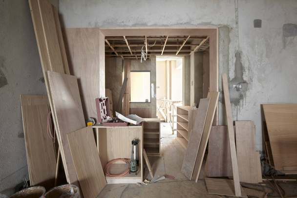 l'interno di un appartamento incompiuto con una porta in legno in casa - Foto, immagini
