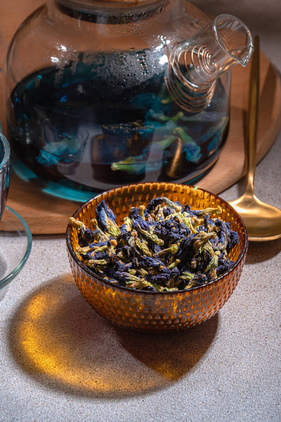 Anchan - Thaise blauwe thee. Natuurlijke antidepressiva, kalmeert en normaliseert het nevus systeem. De kracht van kruiden en natuurlijke producten, ecologische consumptie, harmonie met de natuur - Foto, afbeelding