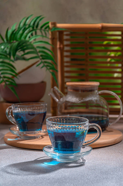 Anchan - Thaise blauwe thee. Natuurlijke antidepressiva, kalmeert en normaliseert het nevus systeem. De kracht van kruiden en natuurlijke producten, ecologische consumptie, harmonie met de natuur - Foto, afbeelding
