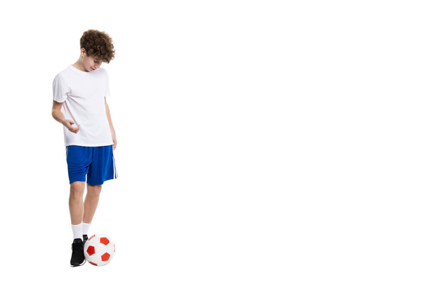 白い背景に隔離されたサッカーをする10代の少年のPNG. - 写真・画像