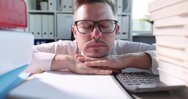Un uomo d'affari stanco alla scrivania apre gli occhi bruscamente. Concetto di straordinari e scadenza - Filmati, video