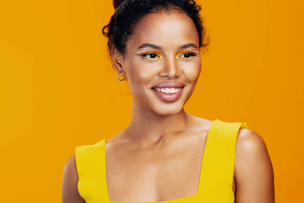 Frau Lächeln Modell Make-up schön Augenkopierstil Mode gelb bunt kreativ afrikanisch Gesicht rosa Raum Kosmetik ethnische Studio Kosmetik Schönheit Porträt Haut schwarz - Foto, Bild