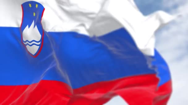 Close-up van de Sloveense nationale vlag die wappert. Drie gelijke horizontale witte, blauwe en rode banden, met nationaal wapen. Naadloze 3D-weergave animatie. Slow motion lus. Selectieve focus. 4k - Video