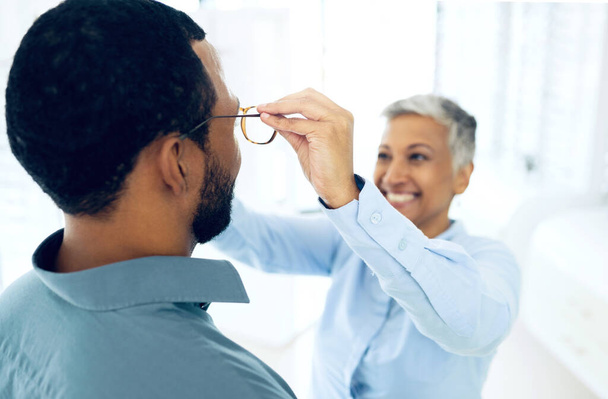 オプトメトリジスト,眼科サービス,または小売業者の光学またはアイウェアショップでのビジョンのためのメガネ付きの人. 新しい光景,フレームまたは光学クリニックストアの成熟した医師との幸せな女性,選択または顧客. - 写真・画像