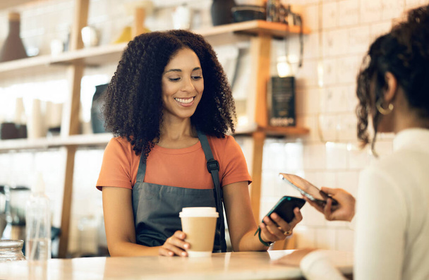 Ευτυχισμένη γυναίκα, pos και τηλεφωνική πληρωμή στο cafe για συναλλαγή πελατών, πατήστε ή σαρώστε στο ταμείο. Γυναικείο πρόσωπο, barista ή small business owner χαμόγελο για ηλεκτρονική αγορά, καφέ ή υπηρεσία στο κατάστημα. - Φωτογραφία, εικόνα