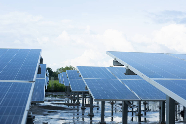 Солнечные батареи, фотоэлектрика, альтернативные источники электроэнергии - концепция устойчивых ресурсов - Фото, изображение