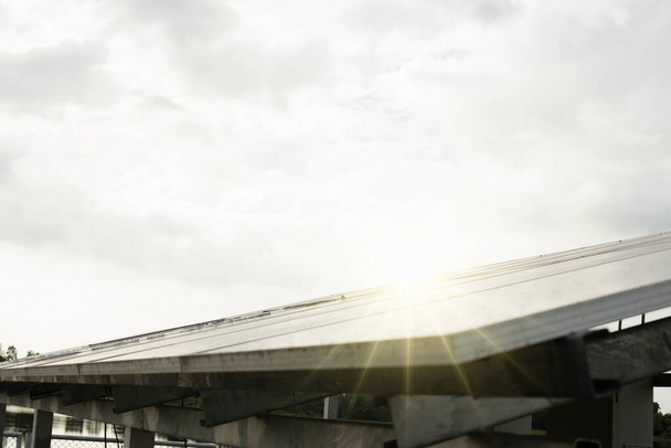 Сільське господарство Сонячні панелі з теплицею Сонячна електростанція Синя сонячна панель альтернативні джерела електроенергії Сонячна ферма. - Фото, зображення