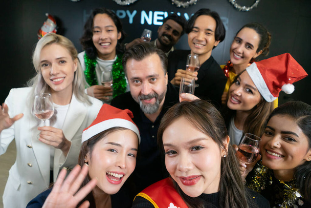 Prenons un selfie ! ! Un groupe de gens d'affaires et de collègues diversifiés qui s'amusent ensemble lors d'une fête du Nouvel An. Une célébration du travail d'équipe d'un succès. - Photo, image