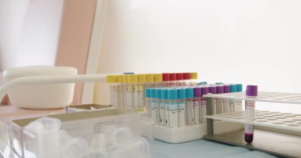Tubo de teste de vidro com amostra de sangue na mesa em laboratório médico. Análise bioquímica para verificação de saúde. Conceito de saúde - Filmagem, Vídeo